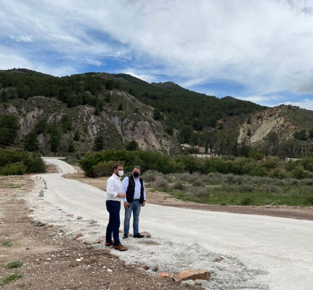 El Ayuntamiento de Lorca finaliza la pavimentación del camino de conexión entre las carreteras MU-701 y C-15 sobre el cruce del Río Guadalentín, a la altura del Escarambrujo - 1, Foto 1