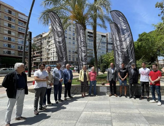 Una placa en la Plaza Circular conmemora el lugar donde se ubicaba el primer campo de fútbol del Real Murcia - 1, Foto 1