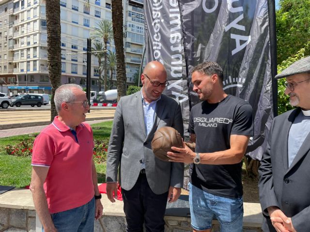 Una placa en la Plaza Circular conmemora el lugar donde se ubicaba el primer campo de fútbol del Real Murcia - 3, Foto 3