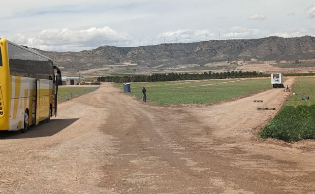 Despilfarro de cubas de agua para regar caminos públicos mientras los cultivos de secano se mueren - 2, Foto 2