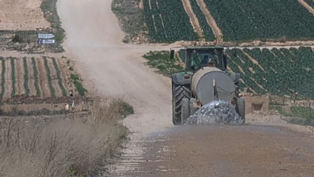 Despilfarro de cubas de agua para regar caminos públicos mientras los cultivos de secano se mueren - 5, Foto 5