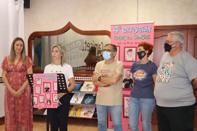 La edil de Cultura inaugura la 4ª exposición solidaria Artistas en camiseta - 1, Foto 1