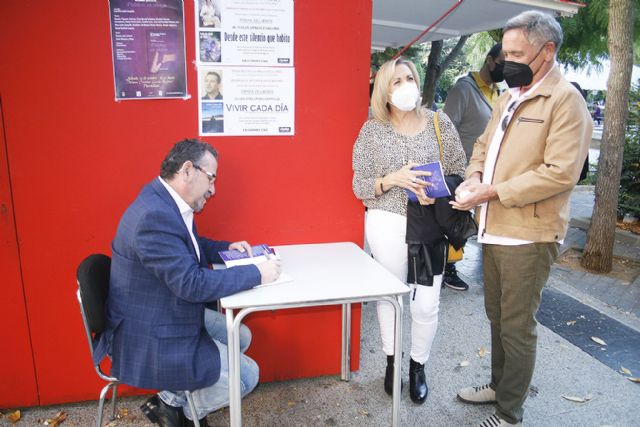 La Feria del Libro de Puertollano abre sus puertas al poeta solanero, Luis Díaz-Cacho, para que firme Vivir cada día - 2, Foto 2