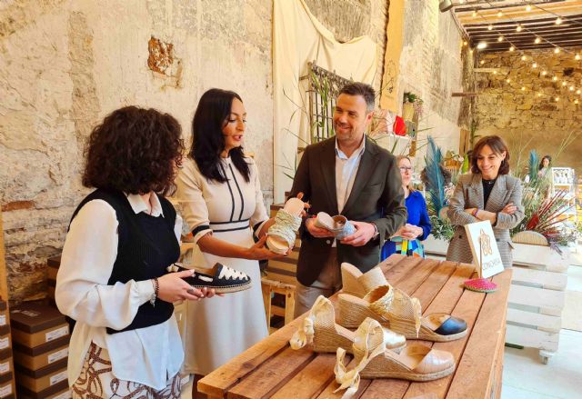 Más de diez fabricantes de calzado y complementos de moda venden sus últimas colecciones en el 'Youte Festival' de Caravaca - 1, Foto 1