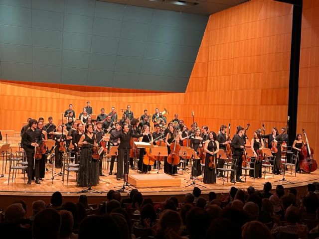 La Sinfónica del Conservatorio Superior de Música de Murcia y el Coro maestro Gómez Villa estrenan ´Oda a la música´ en el concierto benéfico de Rotary Club Murcia - 1, Foto 1