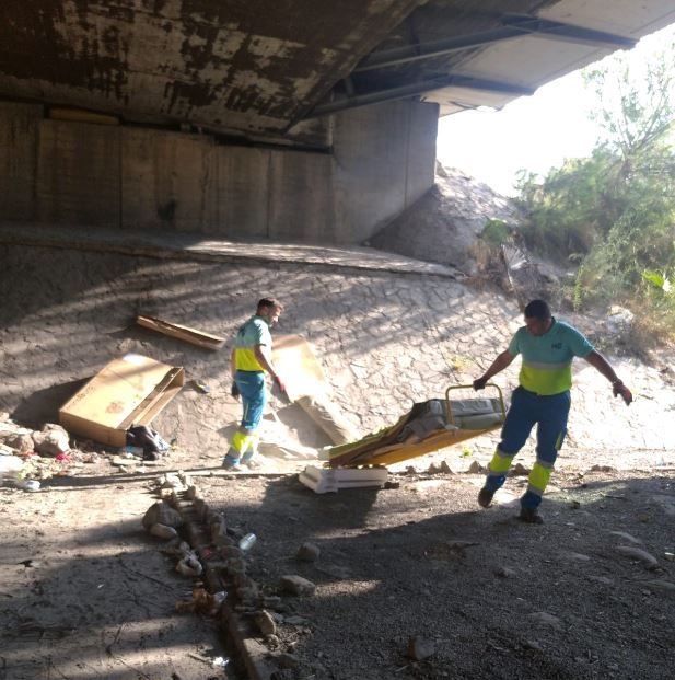 El túnel de la autovía A-30, en la avenida del Palmar, recibe una limpieza intensiva con el Plan Recupera - 2, Foto 2