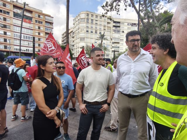 Ginés Ruiz apoya las reivindicaciones de los trabajadores del transporte público y denuncia el abandono del servicio en Murcia Ginés Ruiz apoya las reivindicaciones de los trabajadores del transporte público y denuncia el abandono del servicio en Murcia