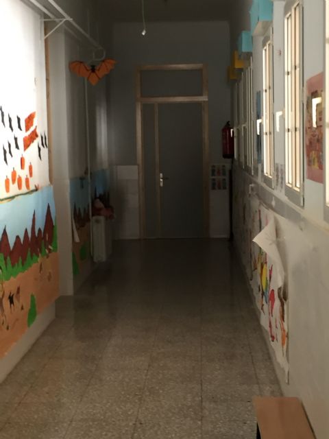 Renuevan las puertas de la planta baja del Colegio Santa Eulalia dentro del plan de actuaciones de cara al próximo curso escolar, Foto 1