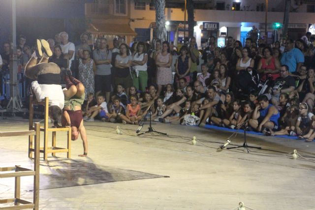 Acrobacias y humor en la primera noche del festival Sal de calle - 1, Foto 1