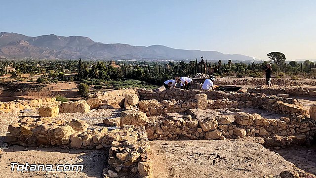 Una treintena de voluntarios participan en la XI edición del Campo de Trabajo Arqueológico en el yacimiento “Las Cabezuelas”, Foto 1