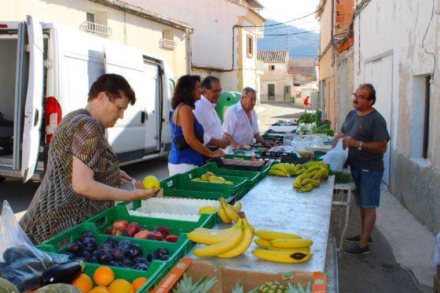 Los mercados de pedanías se convierten en un atractivo turístico más del verano al que acuden cada vez más visitantes - 2, Foto 2