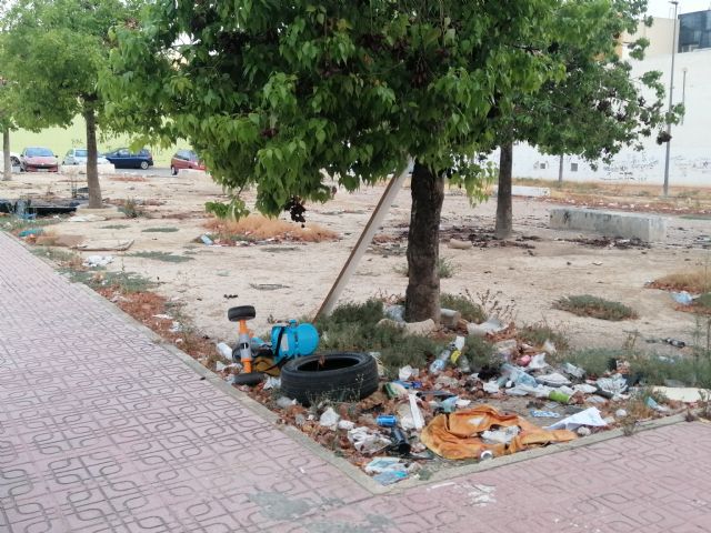 El PCE en Alcantarilla denuncia la suciedad y el abandono del entorno del Centro de Salud Alcantarilla-Sangonera - 1, Foto 1