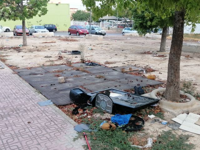 El PCE en Alcantarilla denuncia la suciedad y el abandono del entorno del Centro de Salud Alcantarilla-Sangonera - 2, Foto 2