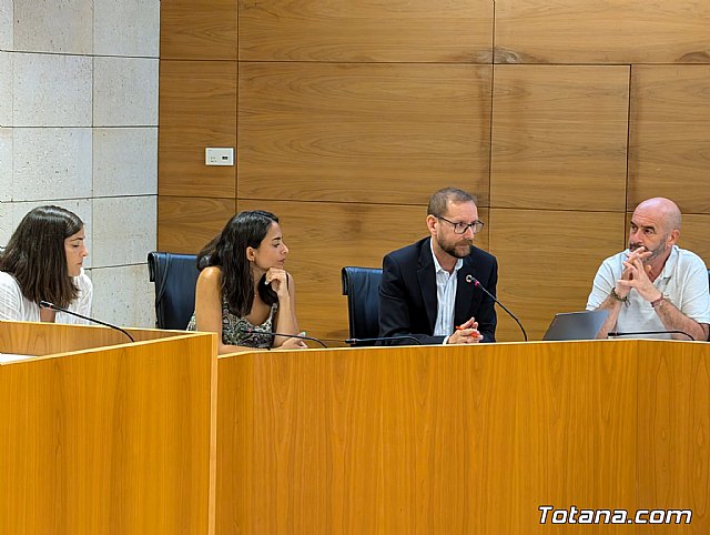 Denuncian que el PSOE se abstiene de seguir luchando por la eliminación total del terraplén y abandona al pueblo, Foto 1