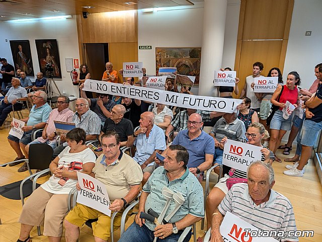 Denuncian que el PSOE se abstiene de seguir luchando por la eliminación total del terraplén y abandona al pueblo, Foto 3