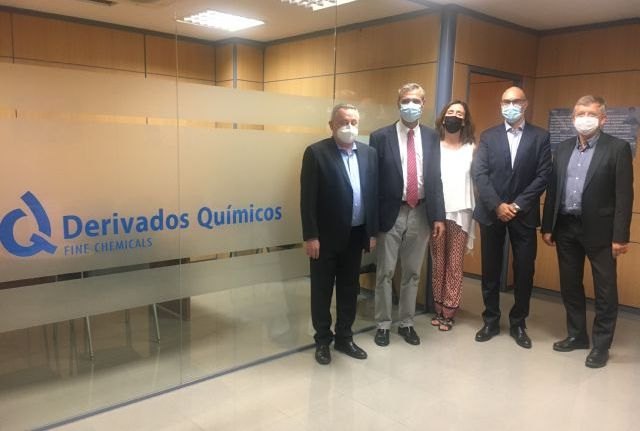 El decano y la vicedecana de la Facultad de Química de Murcia visitan las instalaciones de la Derivados Químicos - 1, Foto 1