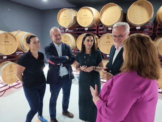 La consejera de Agricultura visita la Bodega Madrid Romero y participa en la presentación de los nuevos vinos 'Tres Monastrells' y 'Entre Naranjos & Limoneros' - 1, Foto 1