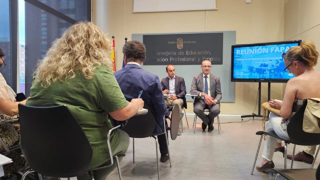 El consejero de Educación se reúne con las federaciones de asociaciones de madres y padres de alumnos - 1, Foto 1