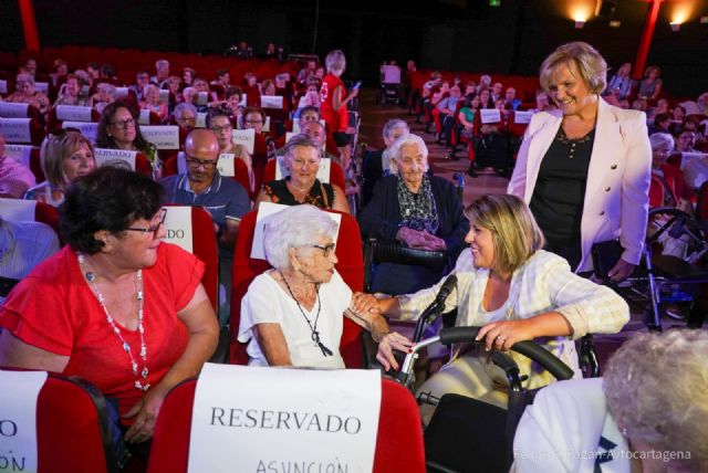 Cartagena rinde homenaje a sus vecinas centenarias y a los voluntarios del ´Baúl de la Experiencia´ en la Gala por el Día Internacional de las Personas Mayores - 1, Foto 1