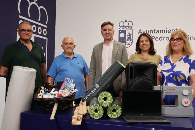 La concejalía de Mayores presenta el curso de actividades para los hogares y entrega nuevo material La concejalía de Mayores presenta el curso de actividades para los hogares y entrega nuevo material