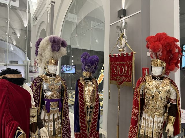 El Paso Blanco recorre la historia de sus `Armaos' en una exposición extraordinaria con motivo del III Congreso Nacional de Agrupaciones Romanas El Paso Blanco recorre la historia de sus `Armaos' en una exposición extraordinaria con motivo del III Congreso Nacional de Agrupaciones Romanas
