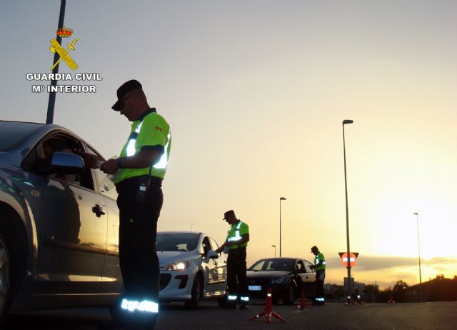 La Guardia Civil detiene a un conductor por eludir un control policial de forma temeraria y sin carné (en Totana, carretera N-340), Foto 3