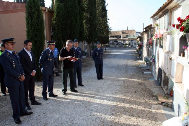 Flores a los soldados que se encuentran en nichos de la Base Aérea de Alcantarilla en nuestro Cementerio - 1, Foto 1