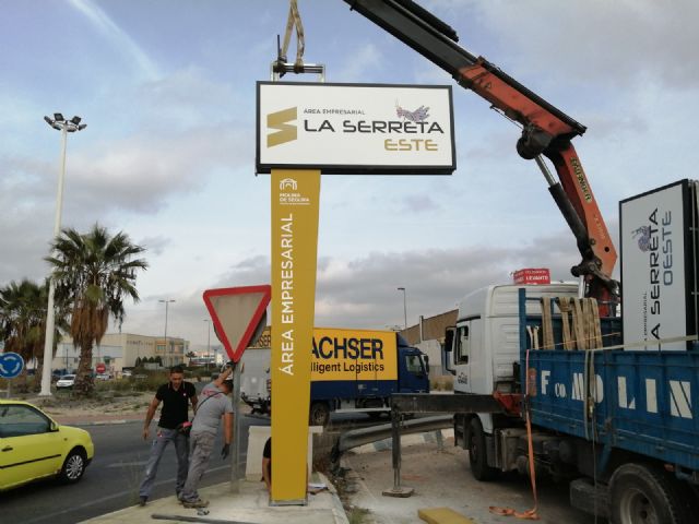 Instalados los primeros monolitos indicativos de las áreas empresariales de Molina de Segura, dentro de la rehabilitación infraestructural cofinanciada al 41,3% por el Instituto de Fomento de la Región de Murcia - 1, Foto 1