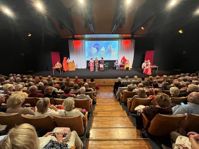 Más de 400 mayores asisten al teatro con la programación de ocio y cultura promovida por la Comunidad - 1, Foto 1