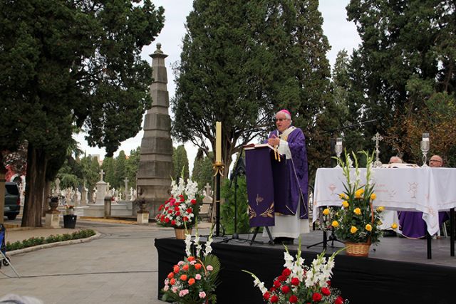 Religión . Conmovedor homenaje a las almas del purgatorio en la tradicional misa del Cementerio de San Fernando de Sevilla - 1, Foto 1