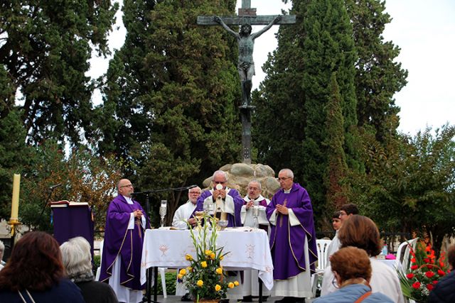 Religión . Conmovedor homenaje a las almas del purgatorio en la tradicional misa del Cementerio de San Fernando de Sevilla - 2, Foto 2