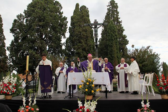 Religión . Conmovedor homenaje a las almas del purgatorio en la tradicional misa del Cementerio de San Fernando de Sevilla - 3, Foto 3