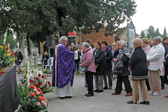 Religión . Conmovedor homenaje a las almas del purgatorio en la tradicional misa del Cementerio de San Fernando de Sevilla - 4, Foto 4