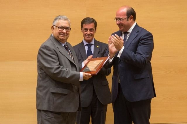 Pedro Antonio Sánchez: Debemos seguir el ejemplo de diálogo y unidad que dio lugar a la Constitución de todos los españoles - 3, Foto 3