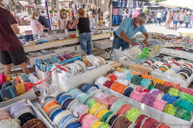 Los mercadillos de Barrio Peral y el Cenit mantienen su apertura durante el puente de la Constitución - 1, Foto 1