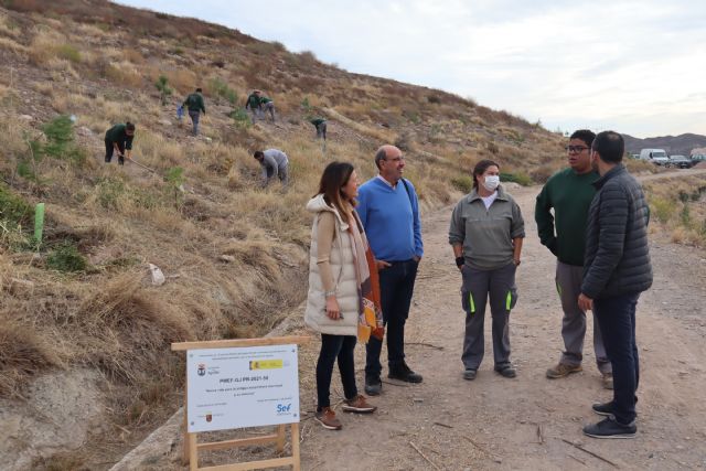 La alcaldesa y el edil de Desarrollo Económico y Formación visitan la antigua escombrera donde están actuando los participantes del Programa Mixto de Empleo y Formación - 1, Foto 1