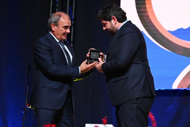 Fernando recibe la insignia de oro y brillantes de Ucoerm - 2, Foto 2