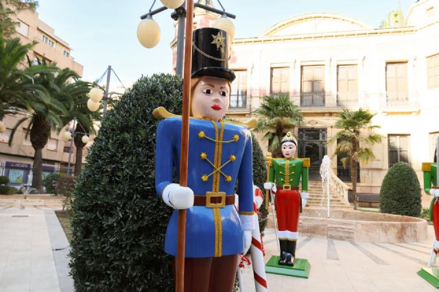 Los duendes de Papá Noel toman Lorca y se convierten en los protagonistas de la decoración navideña realizada por el Ayuntamiento - 1, Foto 1