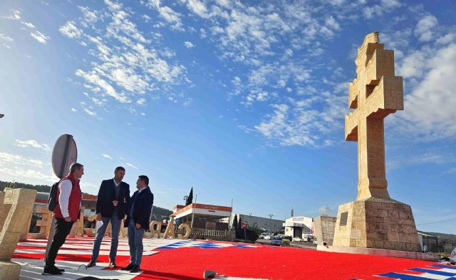 El Ayuntamiento de Caravaca renueva la imagen de la rotonda situada en el acceso principal al municipio por la Autovía del Noroeste - 1, Foto 1