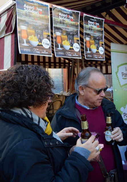 Cientos de personas disfrutan con Pijo y Parlamento Andaluz de un gran rato de aperitivo a favor de Cruz Roja - 1, Foto 1