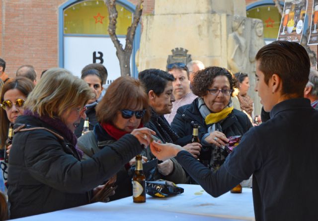 Cientos de personas disfrutan con Pijo y Parlamento Andaluz de un gran rato de aperitivo a favor de Cruz Roja - 2, Foto 2