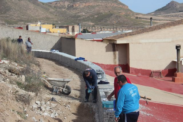 El Ayuntamiento construye un muro gavión y una cuneta para desviar las aguas pluviales en la ladera del Castillo - 2, Foto 2