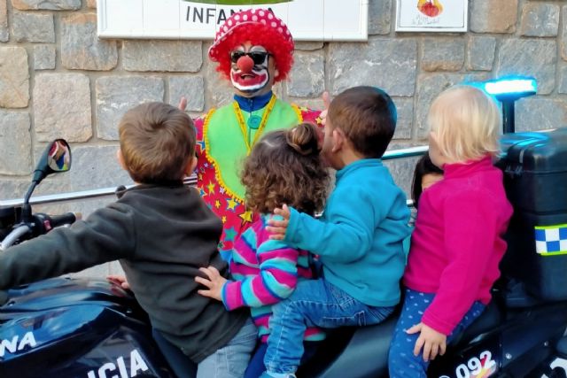 Policía Local de Cartagena alegra la Navidad a los pequeños de la Casa Cuna - 1, Foto 1