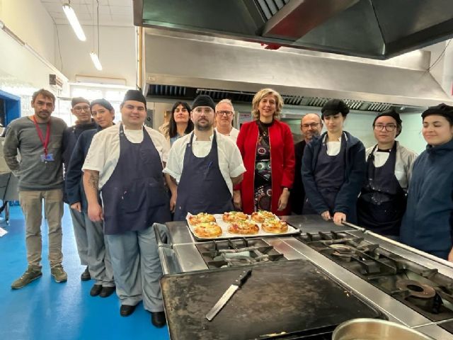 Niños murcianos decorarán 250 roscones elaborados por la Escuela de Hostelería del Ayuntamiento de Murcia en el Gran Árbol - 1, Foto 1