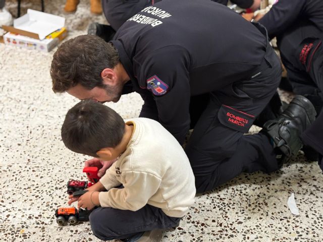 Bomberos del SEIS llenan de ilusión a los niños del centro de acogida 'Cardenal Belluga' - 2, Foto 2