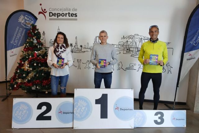 Los ganadores de la San Silvestre recogen sus trofeos - 1, Foto 1