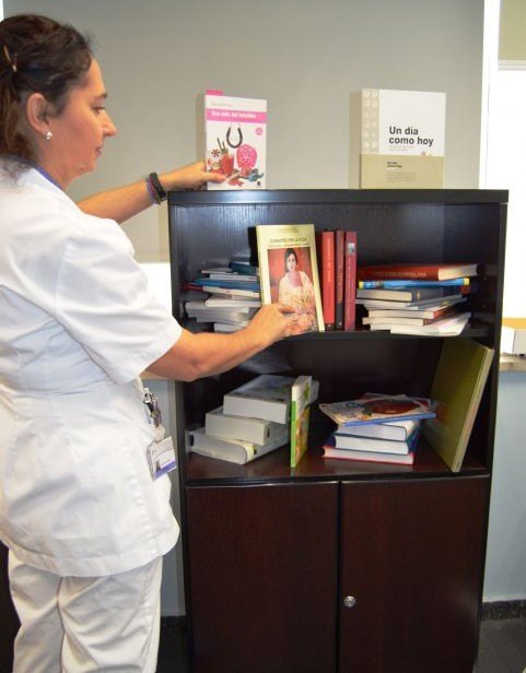 La biblioteca que los usuarios de HLA La Vega encontrarán en la sala de espera del hospital de día, Foto 2