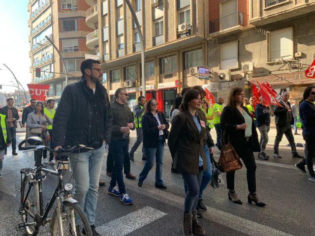 Marisol Sánchez: López Miras está consintiendo que los trabajadores del transporte sanitario pierdan poder adquisitivo y que los pacientes esperen horas para sus tratamientos - 2, Foto 2