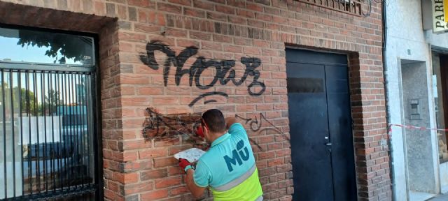 Limpian más de 300 metros cuadrados de grafitis en el centro histórico de Murcia - 1, Foto 1