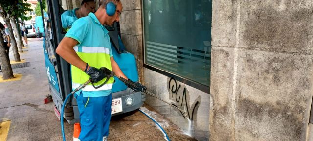 Limpian más de 300 metros cuadrados de grafitis en el centro histórico de Murcia - 2, Foto 2